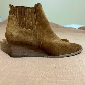 Brown small wedged boot